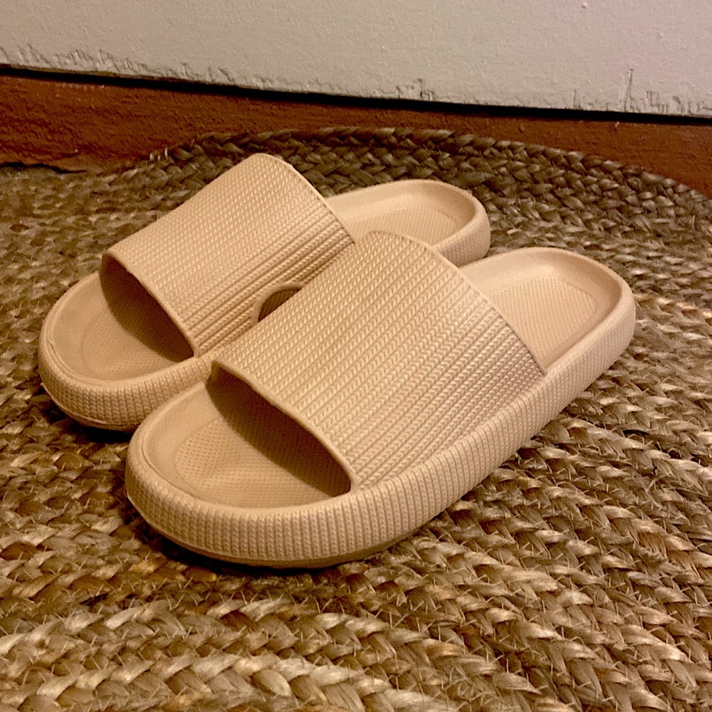 Tan Cloud Slides, size 9.5-11